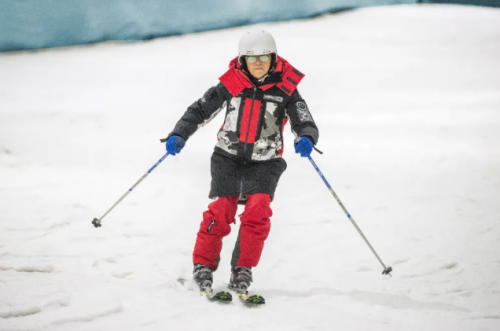 單兆鑒(中國(guó)第一位滑雪冠軍)?身著波司登登峰系列羽絨服