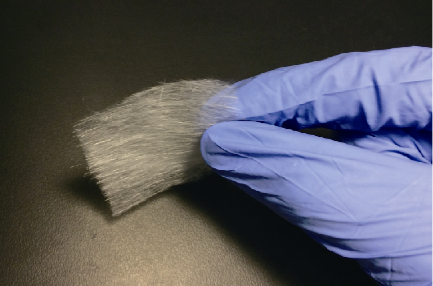 復合材料樣品實物圖與玻璃纖維（Fig. 1 SiO2 aerogel composite and glass fiber）